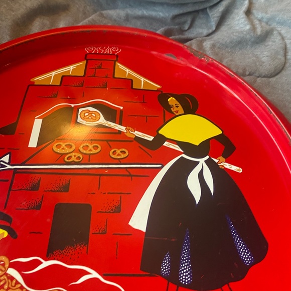 Beautiful Amish Metal Serving Tray Mother and Son making Pretzels Pennsylvania - Picture 3 of 6